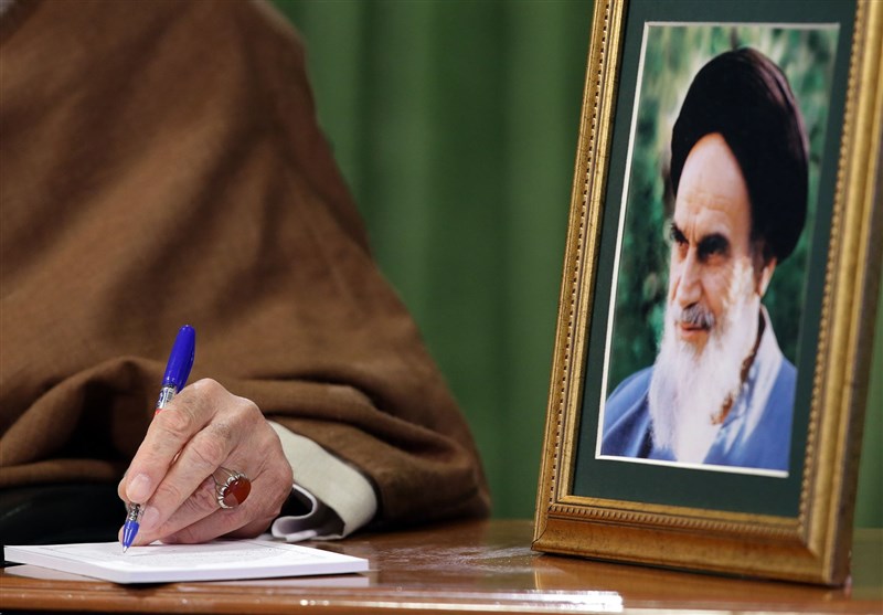 استفتاء از امام خامنه‌ای؛ آیا خشک بودن محل مسح پا واجب است؟