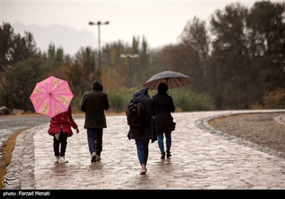 بارش باران پاییزی در مجموعه تاریخی بیستون