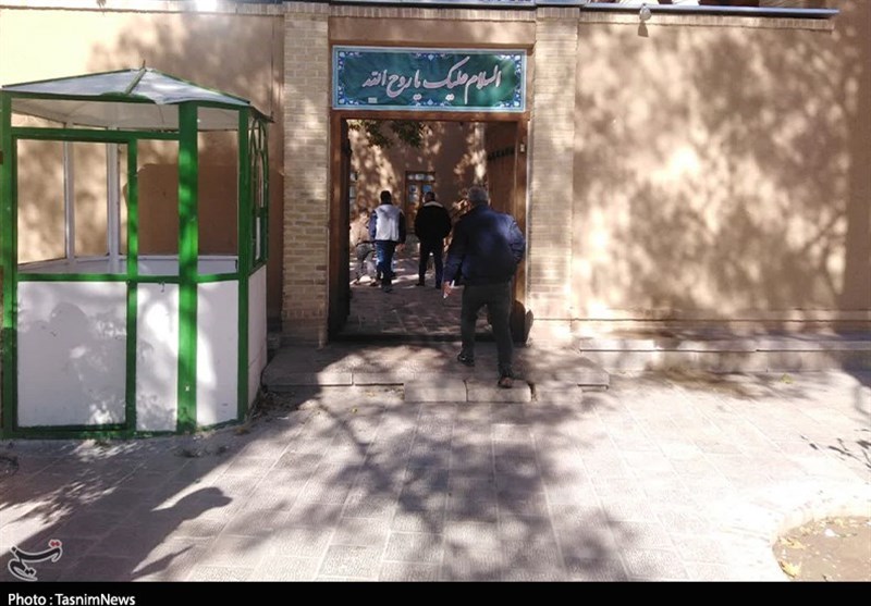 آتش زدن بیت تاریخی امام(ره) در خمین صحت ندارد؛ درب بیت از صبح امروز ‌باز است‌ + فیلم و تصاویر