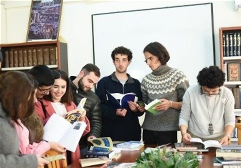 اهدای کتاب به کرسی ایرانشناسی دانشگاه دولتی ایروان