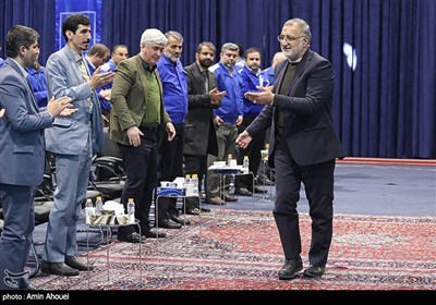 علیرضا زاکانی شهردار تهران در مراسم رونمایی از تاکسی‌ون‌های جدید شهرداری تهران