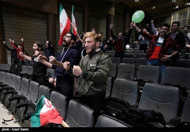 تماشای بازی ایران و انگلیس در دانشگاه بین‌المللی قزوین + تصویر