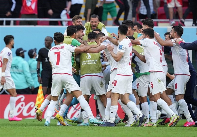 شادی مردم تهران پس از پیروزی تیم ملی ایران مقابل ولز