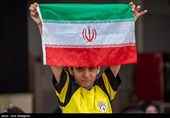 فیلم و عکس// پخش کردن گل و شیرینی بین مردم توسط پلیس در پی برد بزرگ ایران در جام‌جهانی
