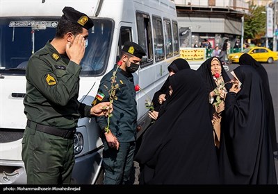 &quot;مدافعان امنیت&quot; در تهران گلباران شدند + فیلم و تصاویر
