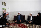 تولیت آستان قدس رضوی با خانواده سرباز شهید مرزبانی دیدار کرد
