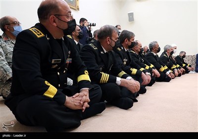 لقاء عدد من قادة البحرية بالجيش الإيراني مع قائد الثورة