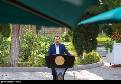 علی صالح آبادی رئیس بانک مرکزی در حاشیه جلسه هیئت دولت