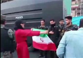 فیلم // تقدیم پرچم ایران توسط دختر جوان به ماموران یگان‌ ویژه