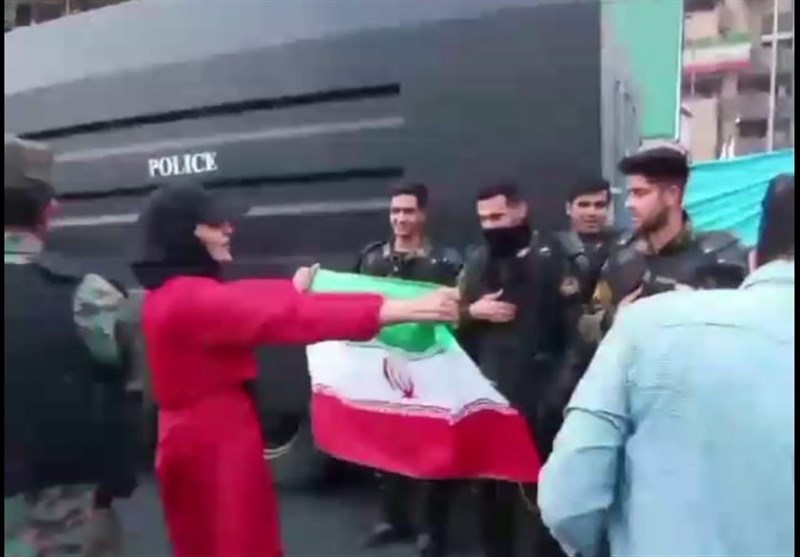 فیلم // تقدیم پرچم ایران توسط دختر جوان به ماموران یگان‌ ویژه