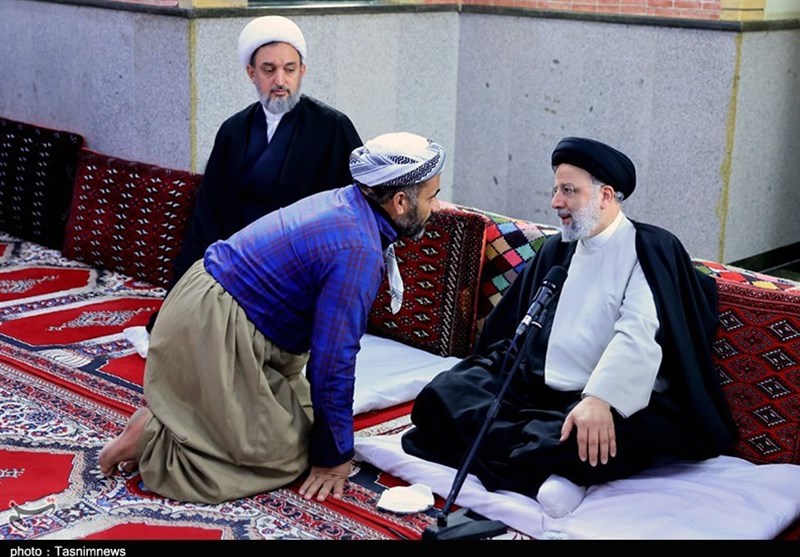 دیدار خودمانی و بدون ‌تشریفات رئیس‌جمهور با علمای شیعه و سنی کردستان‌ +تصاویر