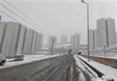 بارش نخستین برف پاییزی در شرق استان تهران/ جاده‌ها باز و تردد برقرار است