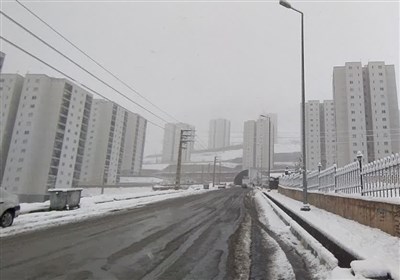 بارش نخستین برف پاییزی در شرق استان تهران/ جاده‌ها باز و تردد برقرار است