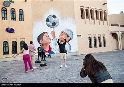 گردشگران با یک نقاشی دیواری در منطقه فرهنگی کاتارا عکس میگیرند.
