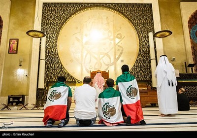 طرفداران تیم ملی مکزیک در مسجدی در منطقه فرهنگی کاتارا در حال تمرین نماز هستند. دولت قطر دعوت به اسلام را در طول جام جهانی یکی از اهداف خود قرار داده است و مبلغان به زبان های مختلف گردشگران را به دین مبین اسلام دعوت میکنند.