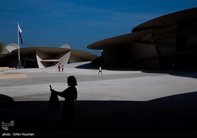 نمایی از موزه ملی قطر.موزه ملی قطر (National Museum of Qatar) در سال2019 افتتاح شد و شکل بنای آن الهام‌گرفته از گل رز بیابانی است. این موزه که از جاذبه های گردشگری دوحه به حساب می‌آید، با صفحه‌های خمیده و تیز‌مانند که در زوایای مختلف یک‌دیگر را قطع می‌کنند، توسط ژان نوول طراحی شده است.