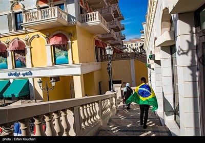 طرفدار تیم ملی برزیل از پلی در محله قنات کارتیه عبور میکند.