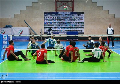 دیدار تیم‌های مس شهر بابک و تیم ملی جوانان در لیگ برتر والیبال نشسته