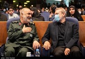 علی لاریجانی عضو مجمع تشخیص مصلحت نظام و سردار حسین سلامی فرمانده کل سپاه پاسداران در نخستین سالگرد سردار شهید حسن ایرلو