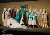 اجرای نمایش مذهبی &quot;کشتی پهلو گرفته&quot; در مسجد قائم کرمان + تصویر