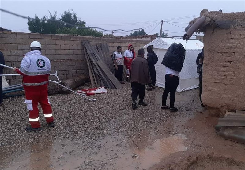 اسکان اضطراری 7 خانوار در معرض خطر در روستای &quot;چم‌کنار&quot; به همت هلال احمر