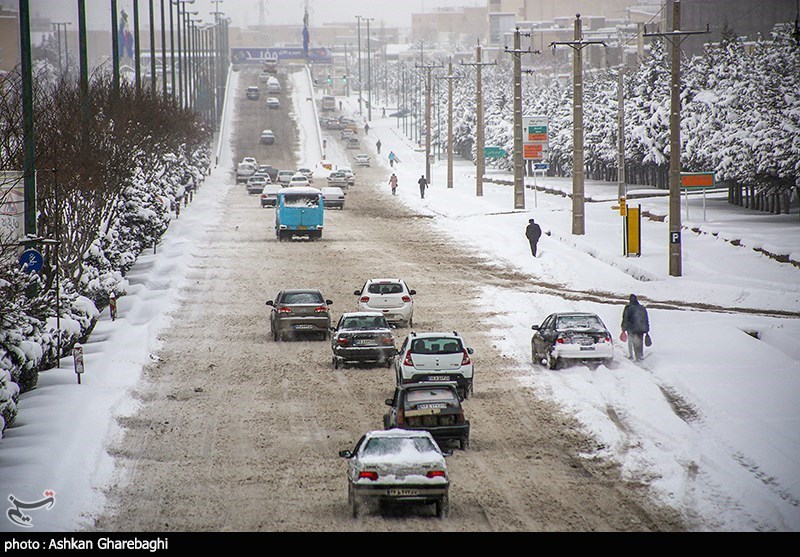 بارش برف آزادراه تهران-شمال را مسدود کرد