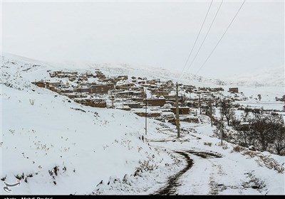  بارش شدید برف راه ارتباطی ۴ گردنه و ۱۰۰ روستای الیگودرز را مسدود کرد 