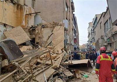 ریزش ساختمان در خیابان ملت/ نجات 3 مرد جوان مدفون‌شده زیر آوار + فیلم