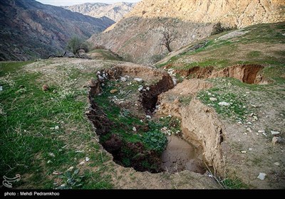 مجریان این سد اعلام نموده بودند که هیچگونه مشکلی از بابت رسوبات انحلالی نمکی در مخزن این سد نیست .حدود 60درصد از مخزن سد چم‌شير روي سازند نمكي گچساران است كه در محدوده وسيعي از زاگرس گسترده شده. منتقدان بر اين باورند كه با انحلال لايه‌هاي نمك و گچ، شوري آب مخزن سد چندين برابر افزايش يافته و كيفيت آب رودخانه زهره را به‌شدت كاهش مي‌دهد.