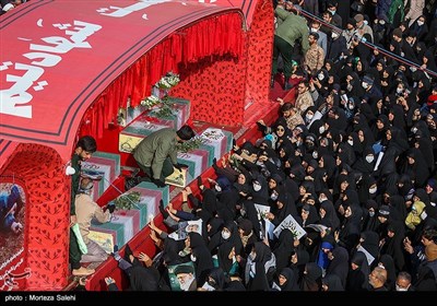 تشییع پیکر 13 شهید گمنام دفاع مقدس در اصفهان