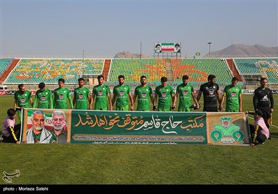 دیدار تیمهای فوتبال ذوب‌آهن اصفهان و صنعت نفت آبادان