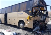 تصادف اتوبوس حامل دانش‌آموزان یزدی با تریلر در اردکان