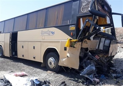 تصادف اتوبوس حامل دانش‌آموزان یزدی با تریلر در اردکان