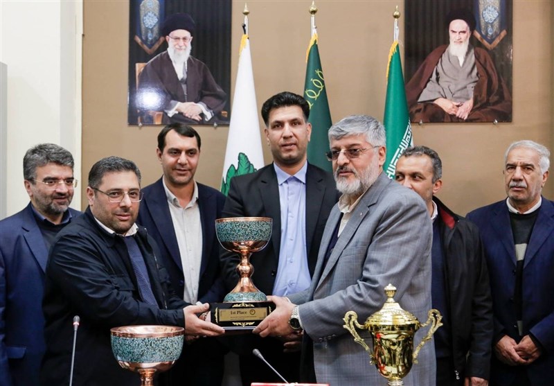 اهدای 4 جام هندبالیست‌های ایران به موزه آستان قدس رضوی
