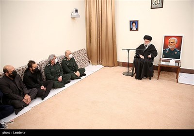 قائد الثورة الاسلامية يستقبل أسرة واعضاء لجنة إحياء ذكرى الشهيد سليماني