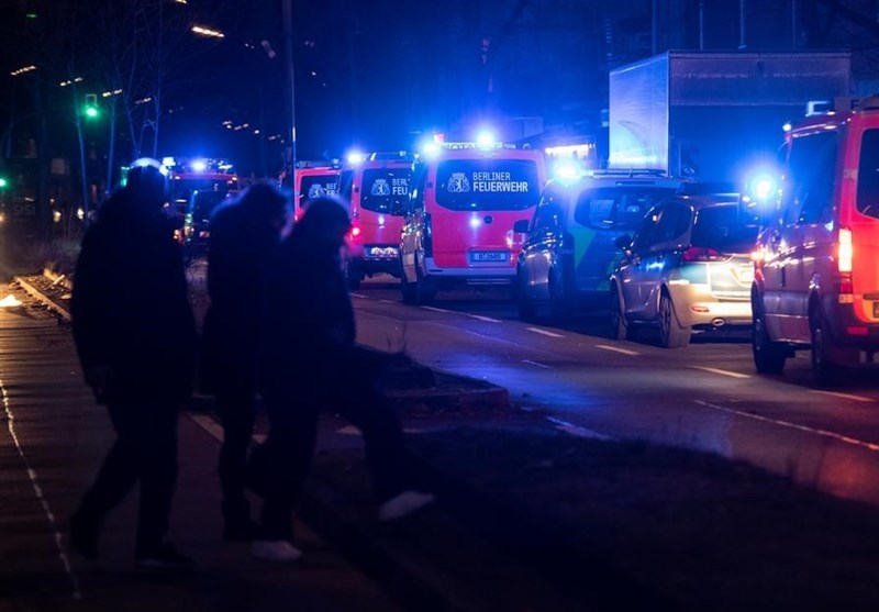 German Firefighters, Police Attacked on &apos;Terrifying&apos; New Year in Berlin