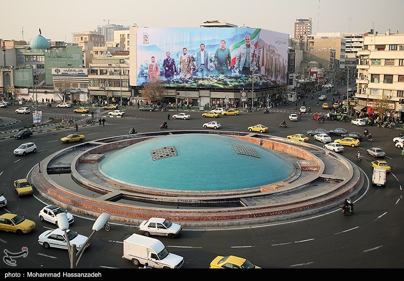 رونمایی از مجسمه «زانو زنندگان برابر ایران» در میدان انقلاب