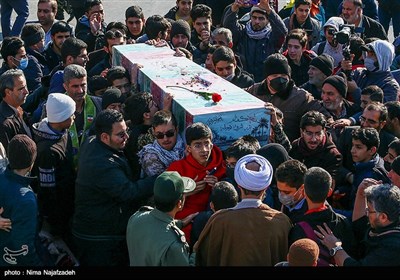 وداع دانش آموزان مشهدی با شهید گمنام دفاع مقدس