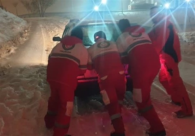 بارش برف در برخی محورهای مواصلاتی استان زنجان / امدادرسانی به 679 مسافر گرفتار در برف