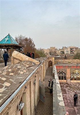 مسجد و حمام علی قلی آقا که در اثر فرونشست زمین که از دلایل جاری نبودن زاینده رود می باشد دچار ترک هایی بر دیواره خود شده اند.