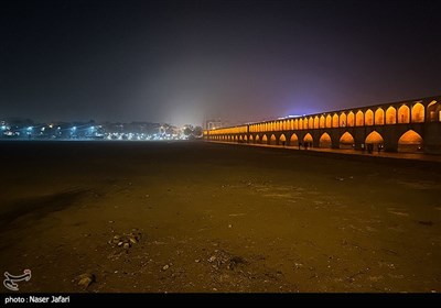 سی و سه پل اصفهان که در زمان صفویان بنا شده است و امروزه با خشکی زاینده رود در معرض فرسایش قرار گرفته است.