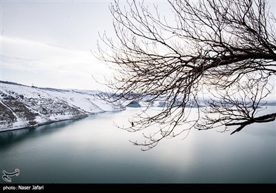 سد زاینده‌رود‌ بر روی رودخانه زاینده‌رود ساخته شده‌است. این سد که در سال ۱۳۴۹ مورد بهره‌برداری قرار گرفت، در فاصلهٔ ۱۱۰ کیلومتری غرب اصفهان در شهرستان چادگان احداث شده‌است. 