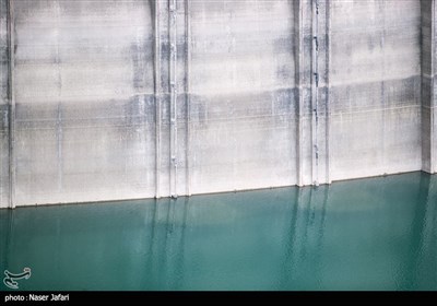 سد زاینده‌رود‌ بر روی رودخانه زاینده‌رود ساخته شده‌است. این سد که در سال ۱۳۴۹ مورد بهره‌برداری قرار گرفت، در فاصلهٔ ۱۱۰ کیلومتری غرب اصفهان در شهرستان چادگان احداث شده‌است. 