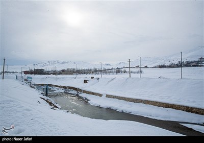 آبشار تونل کوهرنگ در نزدیکی شهرستان چلگرد، از توابع شهرستان کوهرنگ، در استان چهارمحال و بختیاری قرار دارد و یکی از سرچشمه‌های رودهای کارون و زاینده رود به‌شمار می‌رود.