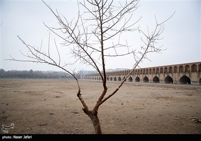 سی و سه پل اصفهان که در زمان صفویان بنا شده است و امروزه با خشکی زاینده رود در معرض فرسایش قرار گرفته است.