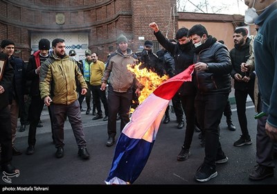 تجمع أمام السفارة الفرنسیة فی طهران احتجاجاً على إساءة مجلة &quot;شارلی إبدو&quot;