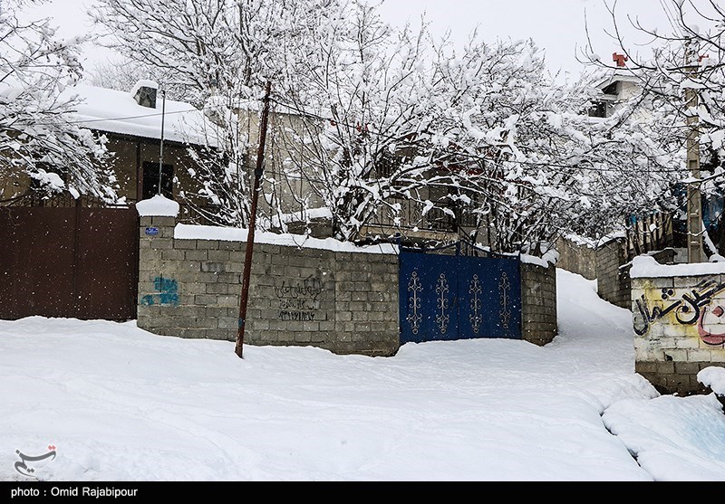 بارش شدید برف راه ارتباطی 70 روستای ازنا را مسدود کرد
