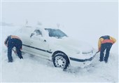 امدادرسانی به 49 خودروی گرفتار در برف در محورهای کرمانشاه/ 53 محور روستایی بازگشایی شد