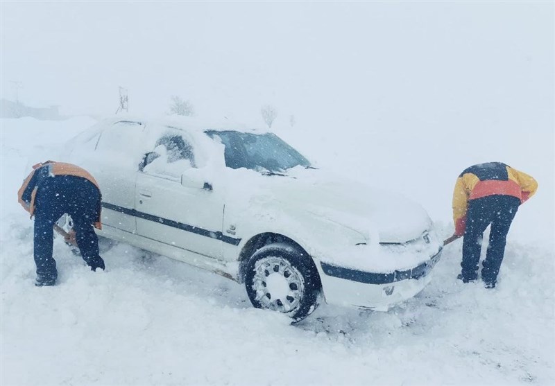 امدادرسانی به 49 خودروی گرفتار در برف در محورهای کرمانشاه/ 53 محور روستایی بازگشایی شد