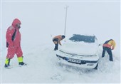 نجات سرنشینان 1028 خودروی گرفتار در برف چهارمحال و بختیاری